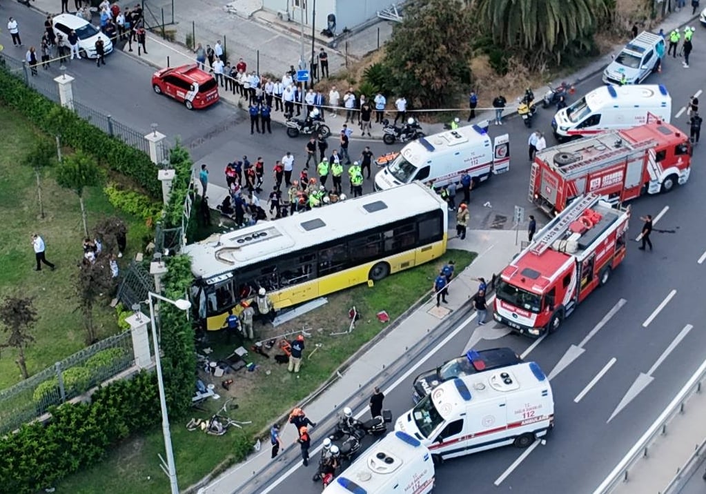 İETT otobüsü duvara çarptı: İki kişi öldü, biri ağır 16 yaralı - Diken