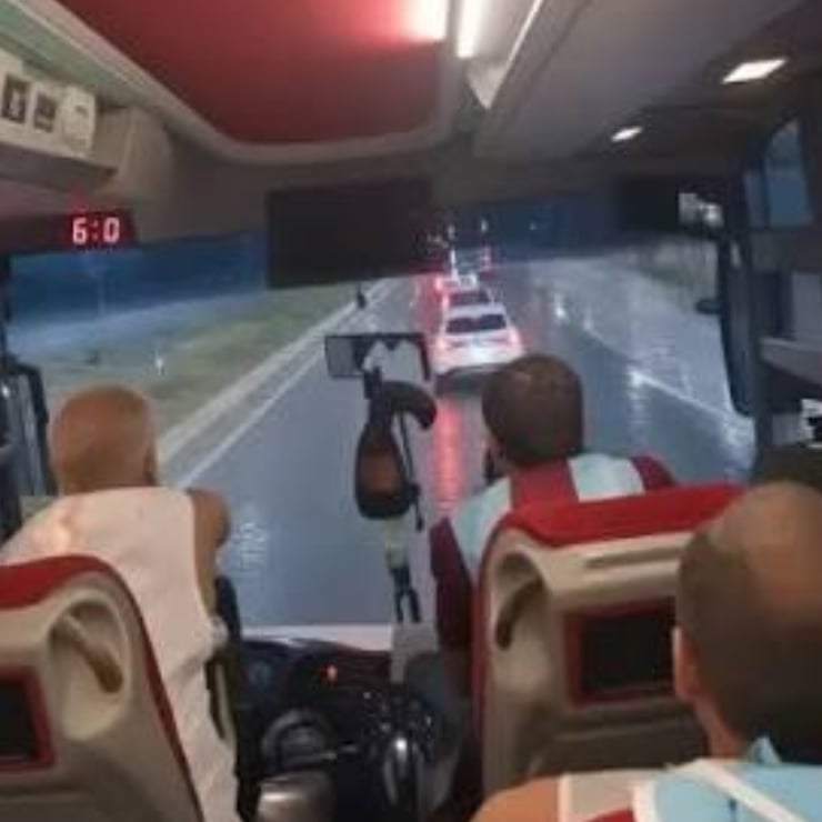 Trabzonspor'un taraftar otobüsüne taşlı saldırı: Yedi gözaltı - Diken
