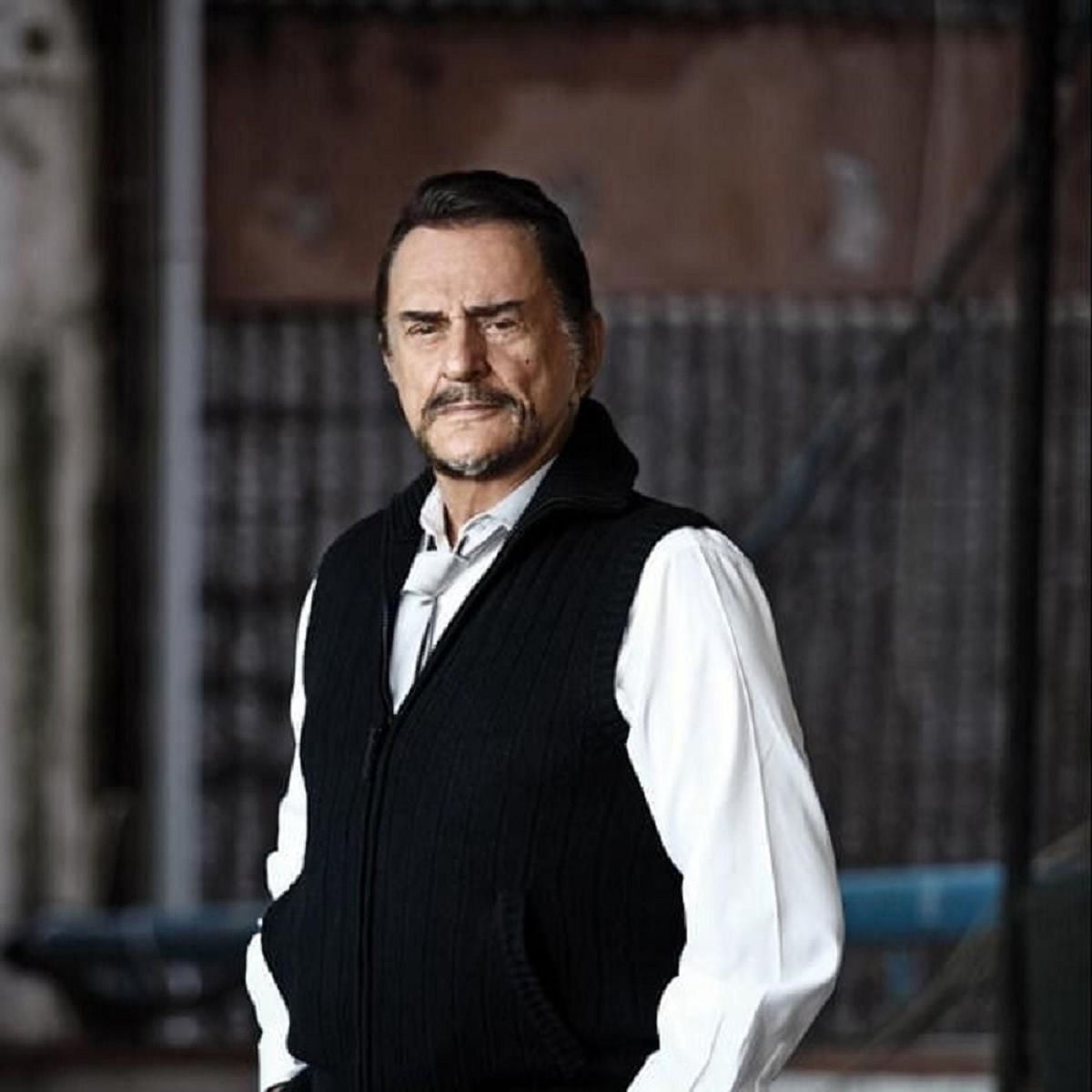 Şarkıcı Alpay hayatını kaybetti