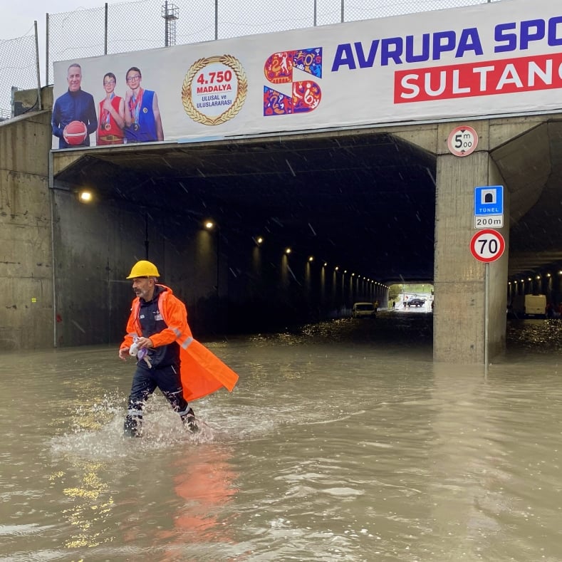 Heavy rain floods roads and disrupts traffic in Istanbul