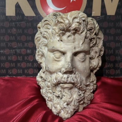 Konak'ta 2 bin yıllık Zeus başı ele geçirildi